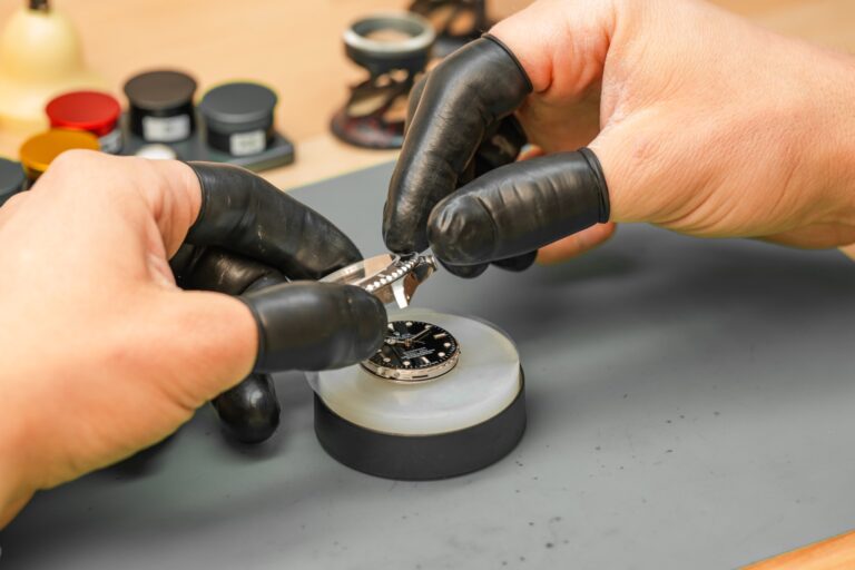 Montage d'une montre à l'établi du Labo de l'Horloger